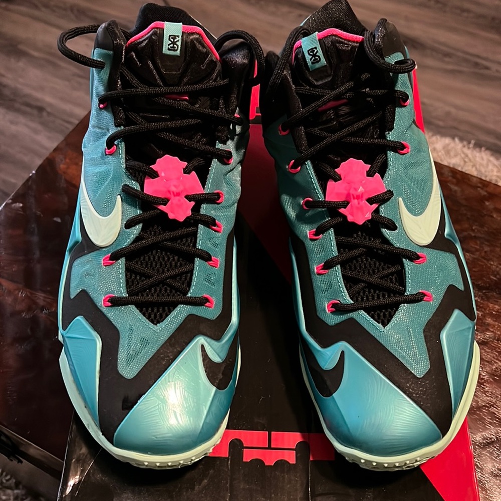 - Worn twice Lebron XI - South Beach